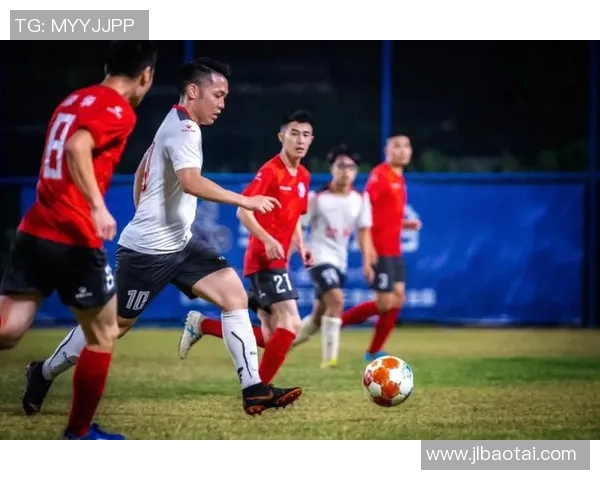 足球阿呆的奇幻旅程从草根到职业联赛的成长故事