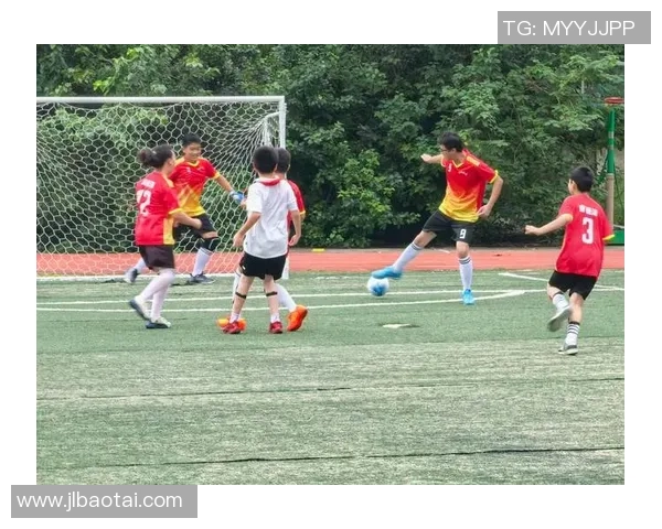 踢足球的含义与文化背景探讨以及对青少年成长的积极影响分析